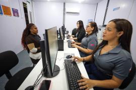 O espaço oferece atendimento direto à população e acolhimento especializado a grupos vulneráveis durante os festejos