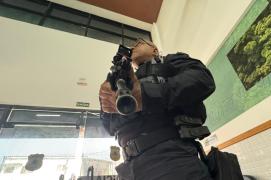 O acusado foi reconhecido por policiais civis ao comparecer à delegacia para atendimento