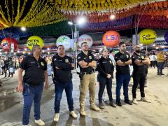 O suspeito foi identificado e detido instantes após o crime