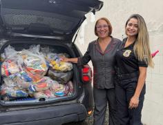 A ação social envolveu caminhada, doações e distribuição de alimentos para mulheres em situação de vulnerabilidade 