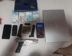  Um homem foi preso por homicídio e outro em flagrante por porte ilegal de arma