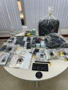 Um homem foi preso; identidades falsas, máquinas de cartão, celulares e chips foram apreendidos