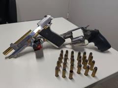  Um homem foi preso por homicídio e outro em flagrante por porte ilegal de arma