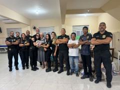 A ação social envolveu caminhada, doações e distribuição de alimentos para mulheres em situação de vulnerabilidade 