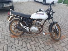 Uma motocicleta adulterada e quatro celulares foram apreendidos com o investigado