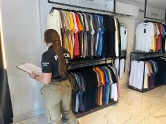 A ação apreendeu cerca de R$ 200 mil em roupas e produtos com indícios de falsificação