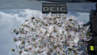 O homem foi encontrado com a companheira, que usava um celular furtado e também foi presa