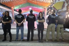 O serviço, promovido em parceria com a Deam, oferece escuta, orientação e apoio psicológico, jurídico e social às mulheres durante a festa