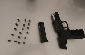  Uma pistola calibre 9 mm, com carregador e 18 munições, foi apreendida durante a diligência.