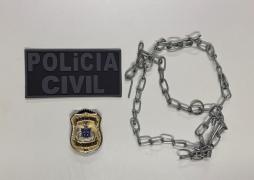 A mulher foi encontrada acorrentada e possuía mandado de prisão por homicídio qualificado