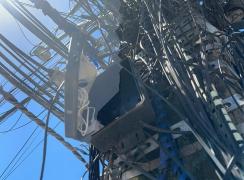 Os equipamentos estavam instalados em postes e árvores no bairro de Portão