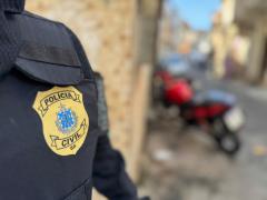 Ele foi até a casa da ex-companheira e a ameaçou, além de intimidá-la em seu local de trabalho 