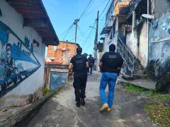 Foram apreendidos carregadores, munições de fuzil e drogas durante as diligências