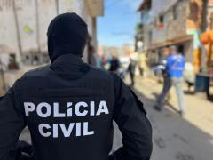 Os mandados foram cumpridos em São Paulo e Santa Catarina; quatro suspeitos foram presos e um morreu em confronto