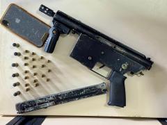 Ação conjunta entre as polícias Civil e Militar apreendeu arma de uso restrito e munições no centro da cidade