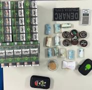 Os suspeitos foram flagrados transportando maconha com uma corda entre apartamentos