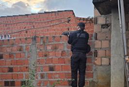 Foram apreendidos 46 pinos de cocaína, 56 pedras de crack, 15 buchas de maconha, um revólver calibre .38 e 23 munições do mesmo calibre