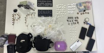Foram apreendidos 46 pinos de cocaína, 56 pedras de crack, 15 buchas de maconha, um revólver calibre .38 e 23 munições do mesmo calibre