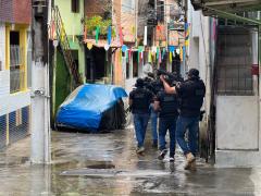 Polícia Civil realiza ações investigativas em campo para identificar e prender envolvidos em ataques contra policiais