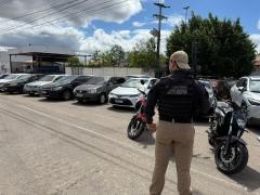 Entre os bens sequestrados, estão 10 carros e 7 motocicletas