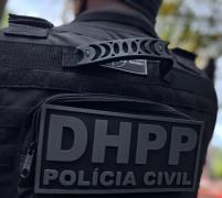 Um revólver calibre 22 e dois cases de pistola foram apreendidos na casa do suspeito, que já teve a prisão decretada pela Justiça