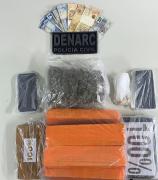 Porções de maconha e cocaína foram apreendidas no local