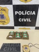 As equipes apreenderam mais de R$ 50 mil em espécie, quatro carros, duas motocicletas e nove tabletes de haxixe