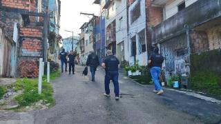 Foram apreendidos carregadores, munições de fuzil e drogas durante as diligências