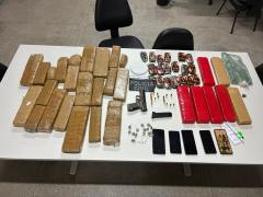 Ação resultou na apreensão de mais de 20 quilos de entorpecentes, pistola e celulares