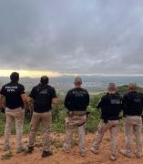 Uma mulher foi vítima de golpes de facão desferidos pelos suspeitos