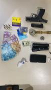 Os suspeitos foram localizados com arma, drogas e cestas básicas supostamente distribuídas por grupo criminoso