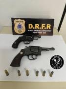  A ação resultou na apreensão de motocicleta, peças com indícios de origem ilícita e duas armas de fogo