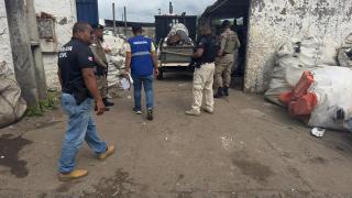 Oito estabelecimentos foram interditados e uma vasta quantidade de cobre sem comprovação de origem foi apreendida 