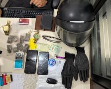 Os suspeitos foram autuados em flagrante por tráfico de drogas 