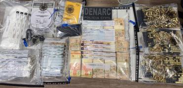 Gerente do tráfico é presa com drogas, munições e quase R$ 30 mil em de Feira de Santana