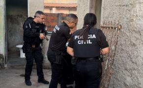 Os policiais localizaram três espingardas artesanais na posse do suspeito