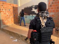 Além das prisões e buscas, equipes removeram pichações com mensagens alusivas a grupos criminosos