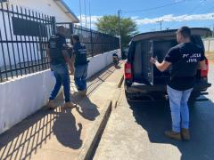 Além das prisões e buscas, equipes removeram pichações com mensagens alusivas a grupos criminosos