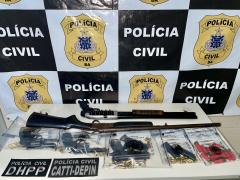 Armas e munições foram apreendidas com a dupla. Um dos envolvidos tinha mandado de prisão em aberto
