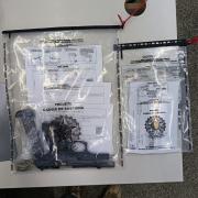 Carregador com nove munições e um celular também foram apreendidos