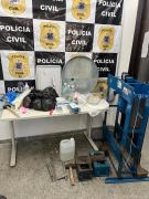 Dezenas de frascos e ampolas de substâncias químicas de uso restrito, comprimidos de ecstasy e sacos contendo cocaína foram apreendidas no imóvel 