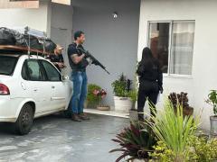 Pistola, carregadores e munições foram apreendidos na residência do investigado