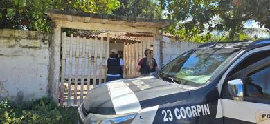 Apreensão ocorreu durante cumprimento de mandado de busca e investigações seguem para localizar o suspeito