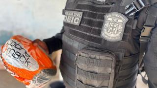 Dezessete mandados de busca foram cumpridos e apreendidos armas, munições, drogas, um veículo e celulares