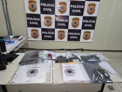 Foram cumpridos mandados de busca e apreensão na casa e no escritório de um suspeito