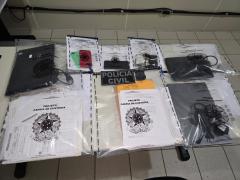 Foram cumpridos mandados de busca e apreensão na casa e no escritório de um suspeito