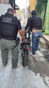 Com os suspeitos foram localizados drogas e um desmanche de motocicletas