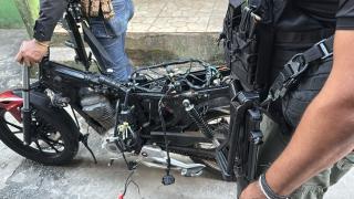 Com os suspeitos foram localizados drogas e um desmanche de motocicletas
