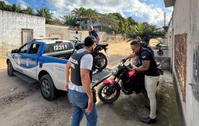 Veículos estavam escondidos em área de mata no bairro Juca Rosa