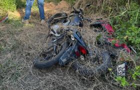 Veículos estavam escondidos em área de mata no bairro Juca Rosa